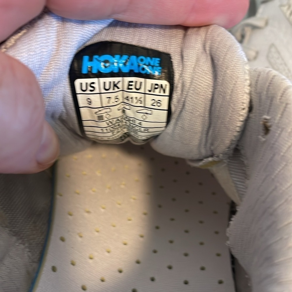 Hoka Arahi 4 cream/off-white knit runner, size 9 men’s, women’s 10.5/11 - Picture 10 of 10